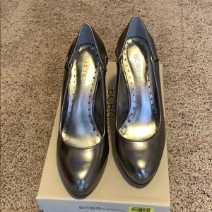 BCBG SILVER PUMPS SIZE 6.5